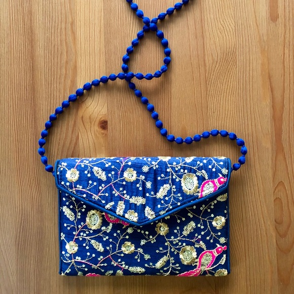 Hand embroidered clutch - Picture 3 of 5